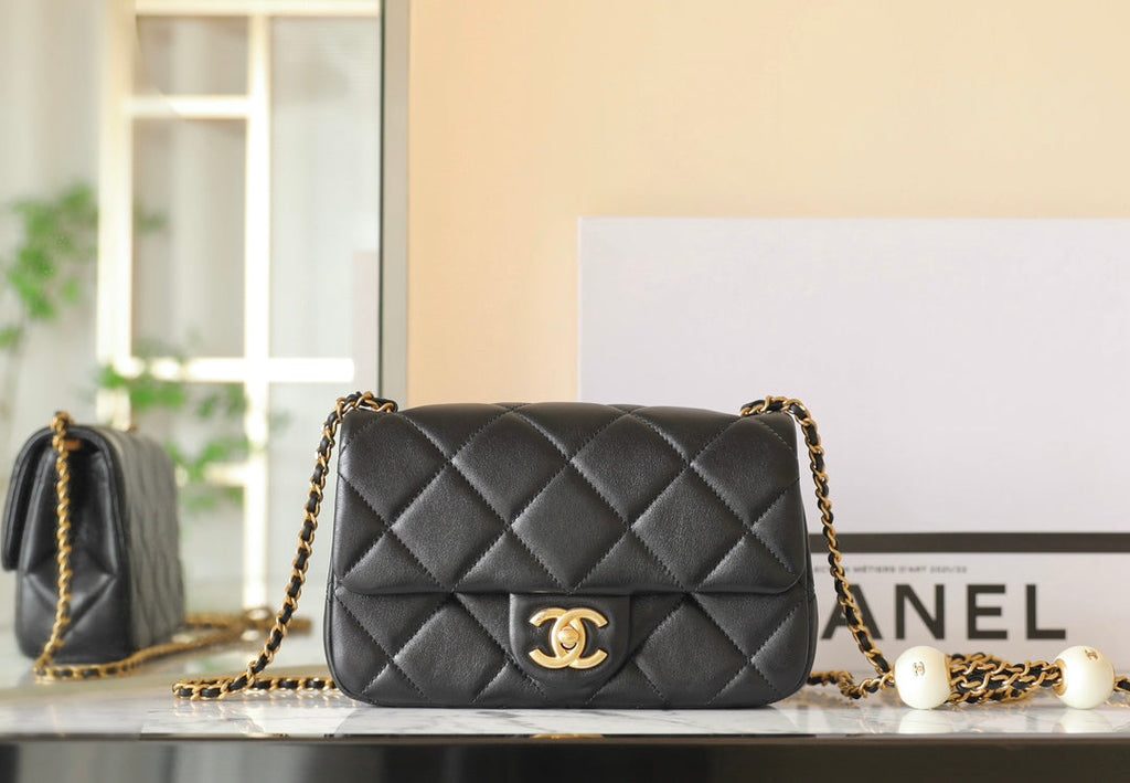 CC 24S MINI SAC À RABAT 20CM CUIR D'AGNEAU NOIR PERLE BALL 