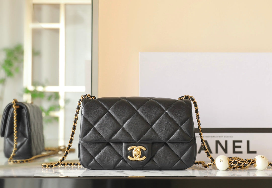 CC 24S MINI SAC À RABAT 20CM CUIR D'AGNEAU NOIR PERLE BALL 