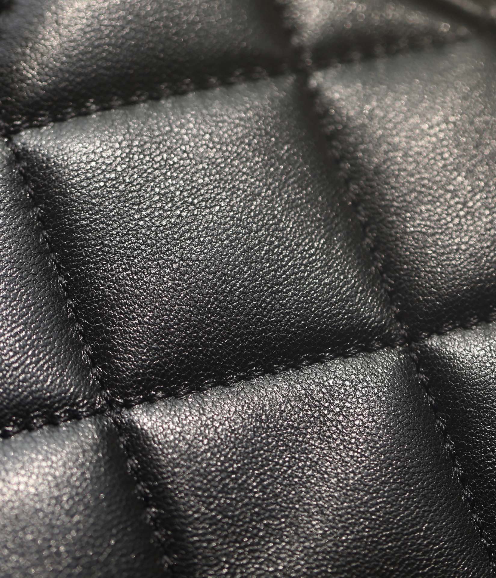 CC 24S MINI SAC À RABAT 17CM CUIR D'AGNEAU NOIR PERLE BALL 