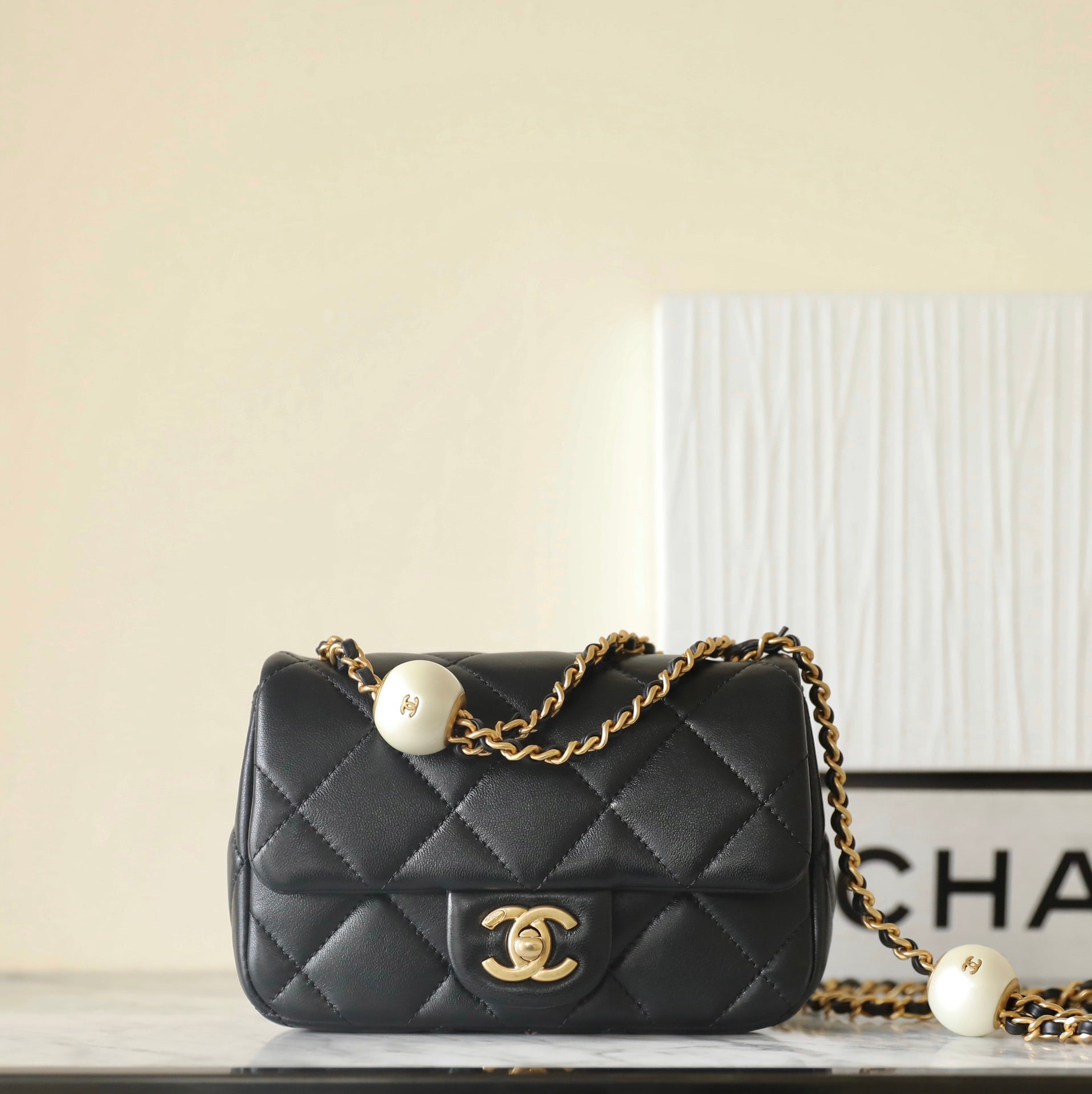 CC 24S MINI FLAP BAG 17CM BLACK LAMBSKIN PEARL BALL