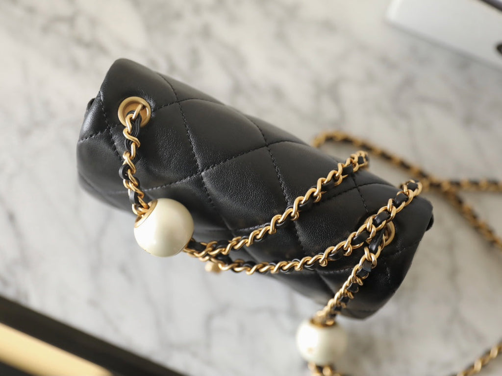 CC 24S MINI SAC À RABAT 17CM CUIR D'AGNEAU NOIR PERLE BALL 