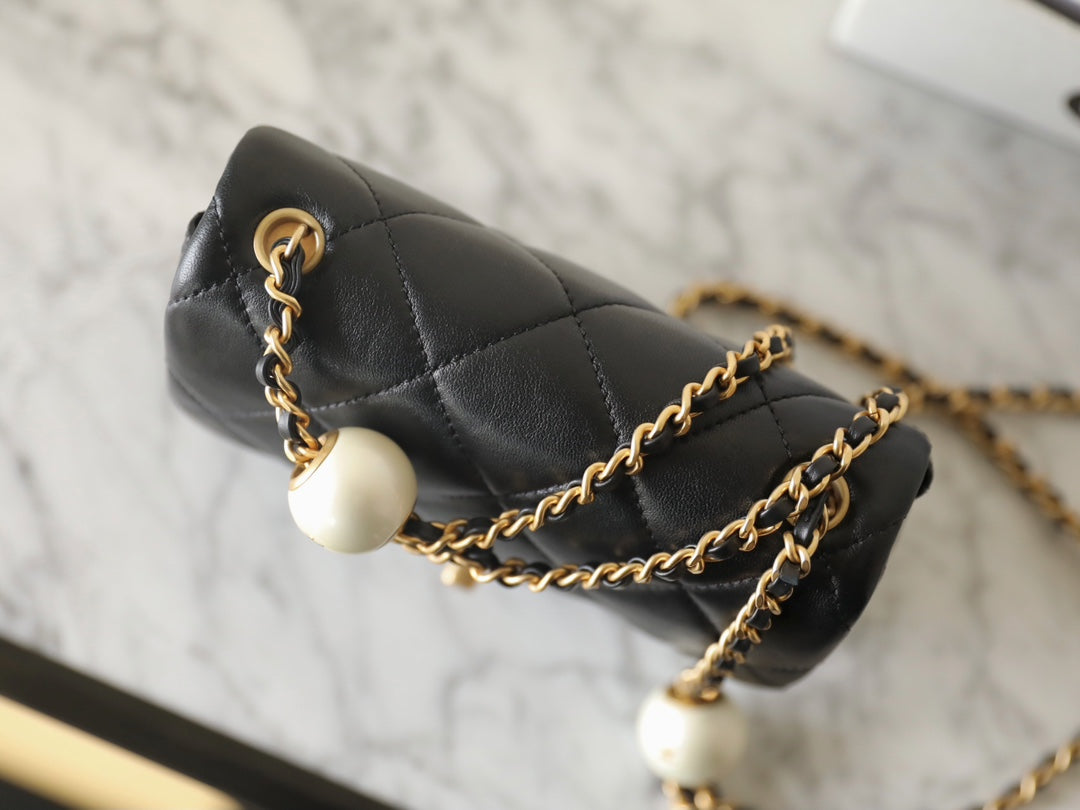 CC 24S MINI SAC À RABAT 17CM CUIR D'AGNEAU NOIR PERLE BALL 