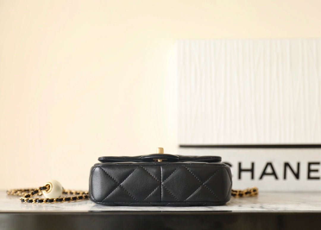 CC 24S MINI SAC À RABAT 17CM CUIR D'AGNEAU NOIR PERLE BALL 