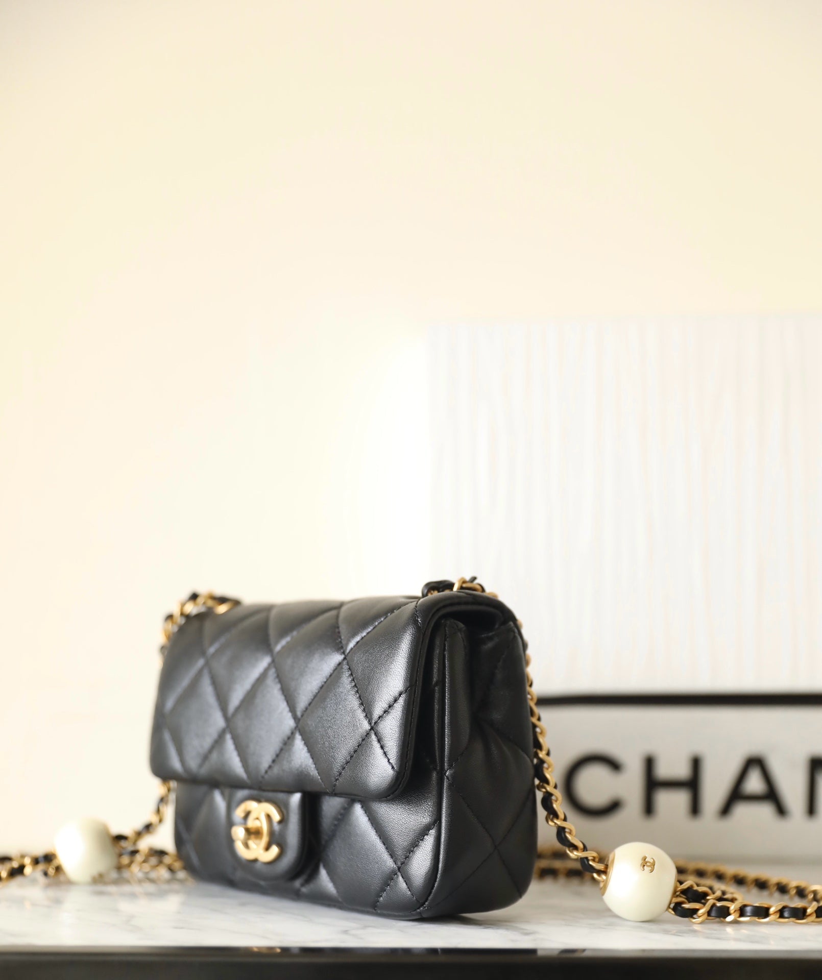 CC 24S MINI FLAP BAG 17CM BLACK LAMBSKIN PEARL BALL