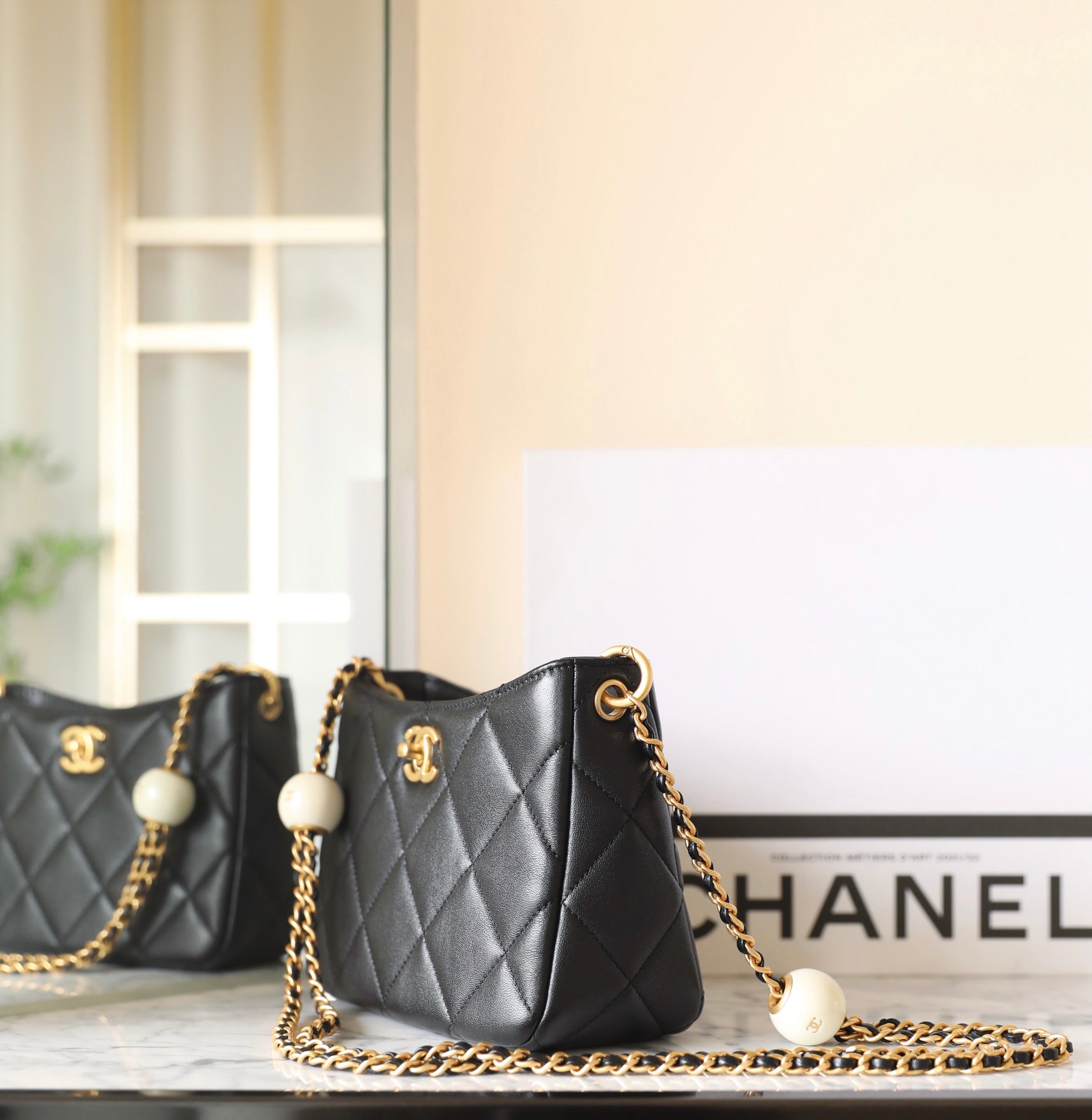 CC 24S HOBO BAG 19CM BLACK LAMBSKIN PEARL BALL