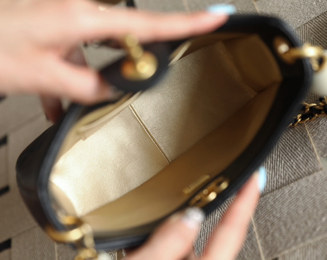Sac Hobo CC 24S 19 cm en cuir d'agneau noir avec perles