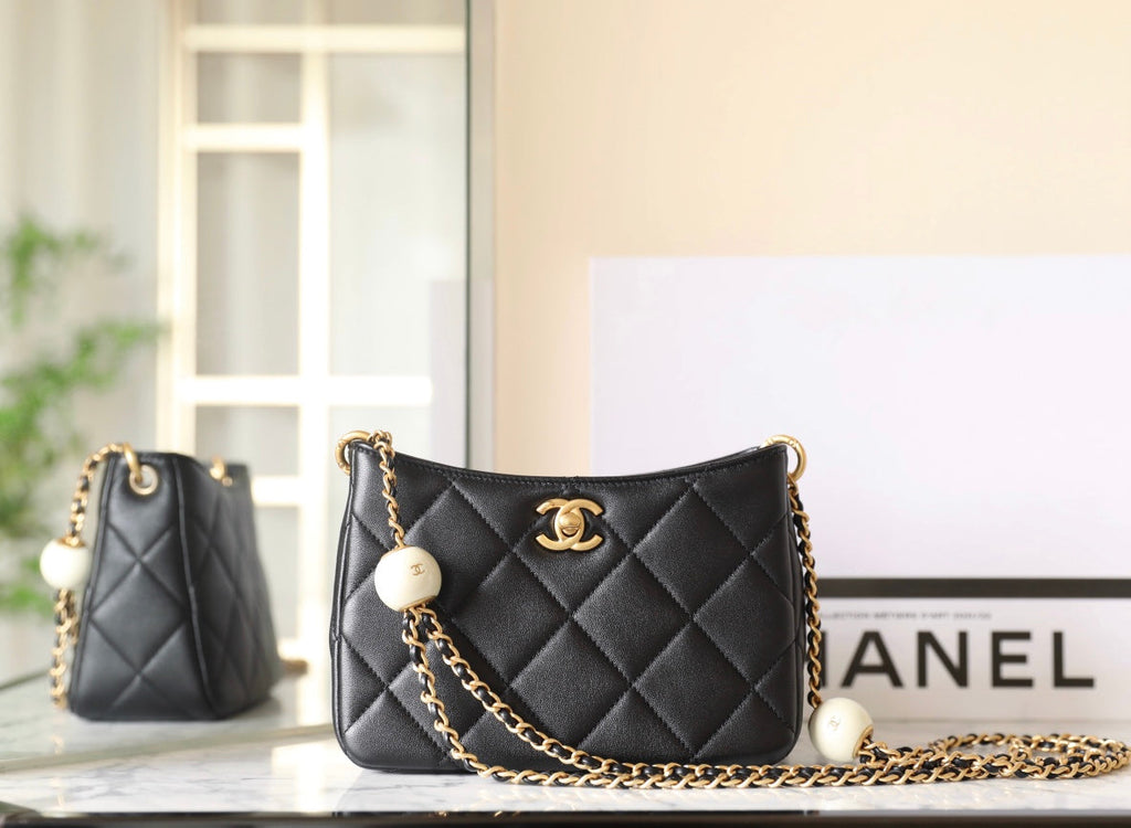 Sac Hobo CC 24S 19 cm en cuir d'agneau noir avec perles