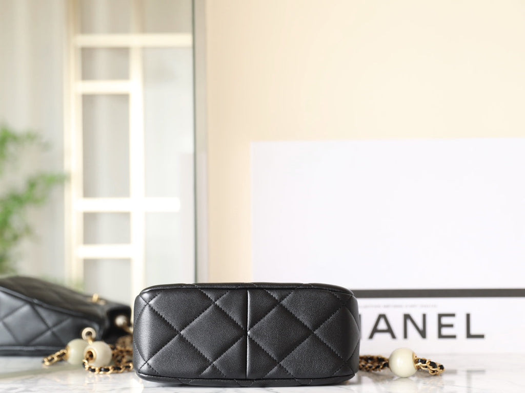 Sac Hobo CC 24S 19 cm en cuir d'agneau noir avec perles