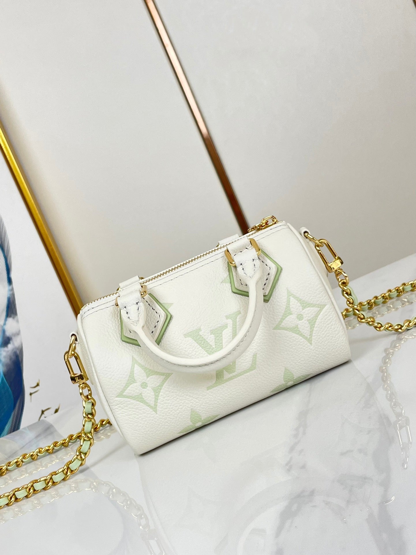 NANO SPEEDY 16 EN BLANC LATTE MONOGRAMME EMPREINTE CUIR QUINCAILLERIE DORÉ