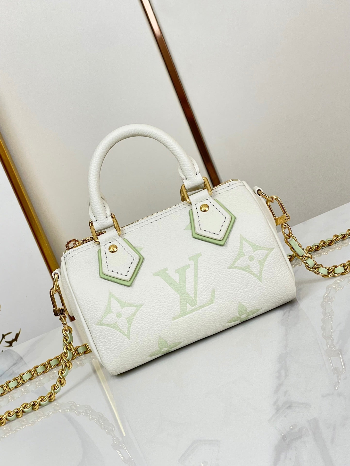 NANO SPEEDY 16 EN BLANC LATTE MONOGRAMME EMPREINTE CUIR QUINCAILLERIE DORÉ