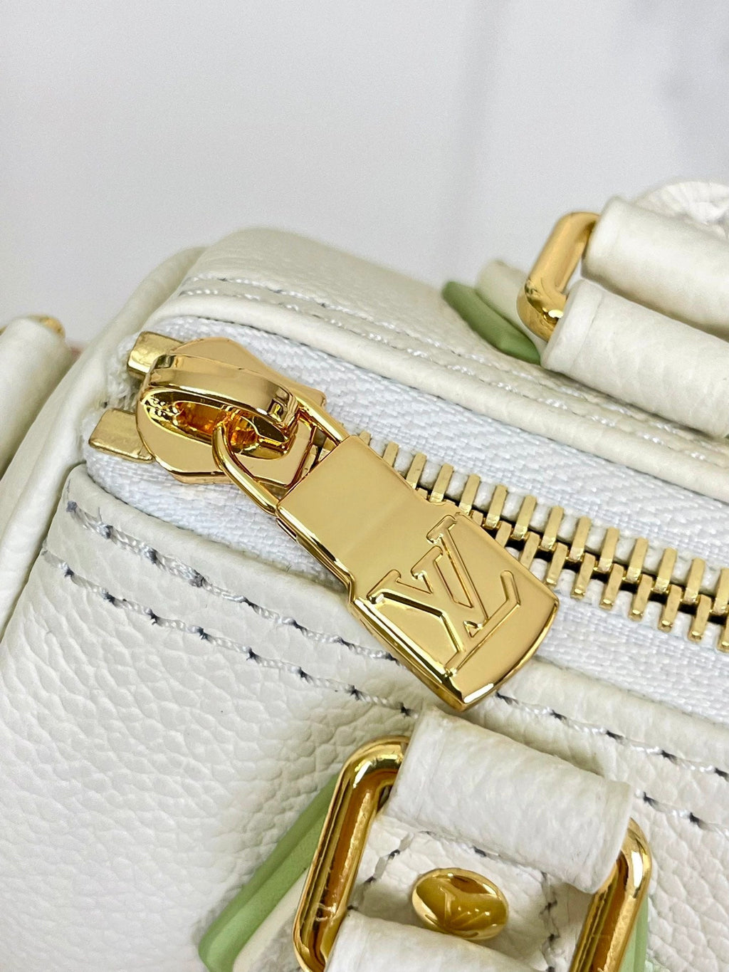 NANO SPEEDY 16 EN BLANC LATTE MONOGRAMME EMPREINTE CUIR QUINCAILLERIE DORÉ