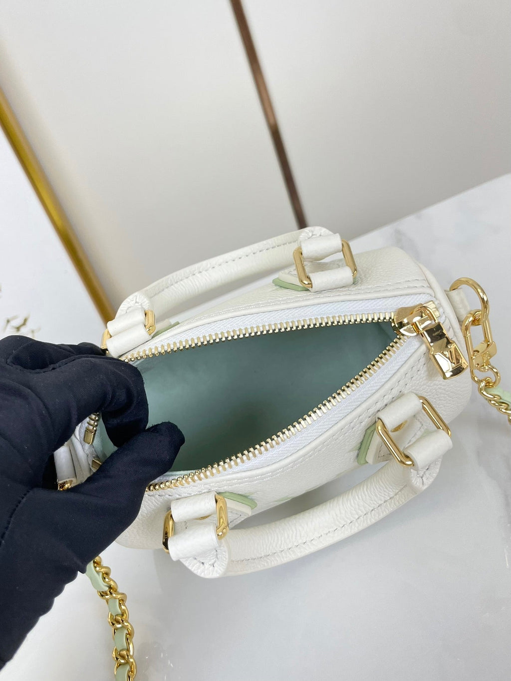 NANO SPEEDY 16 EN BLANC LATTE MONOGRAMME EMPREINTE CUIR QUINCAILLERIE DORÉ
