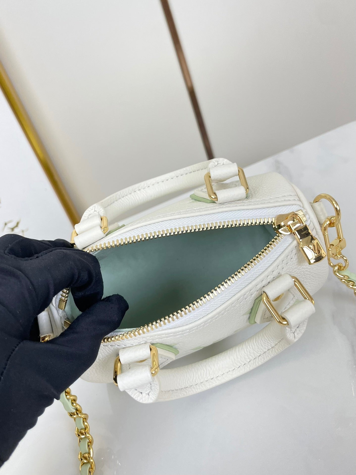 NANO SPEEDY 16 EN BLANC LATTE MONOGRAMME EMPREINTE CUIR QUINCAILLERIE DORÉ