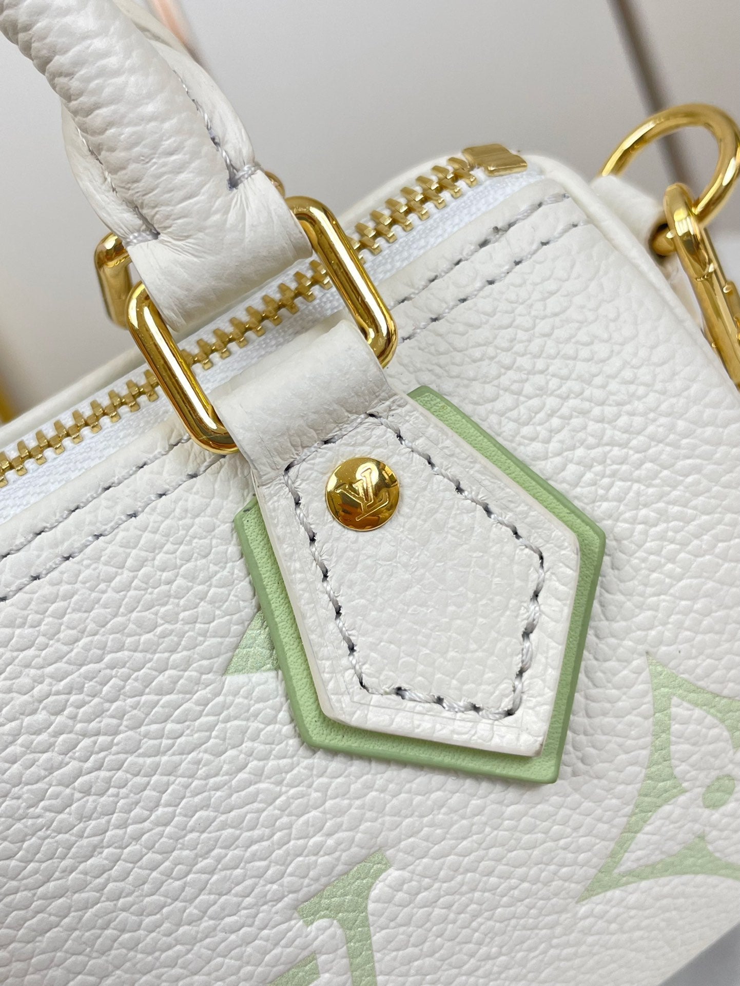 NANO SPEEDY 16 EN BLANC LATTE MONOGRAMME EMPREINTE CUIR QUINCAILLERIE DORÉ