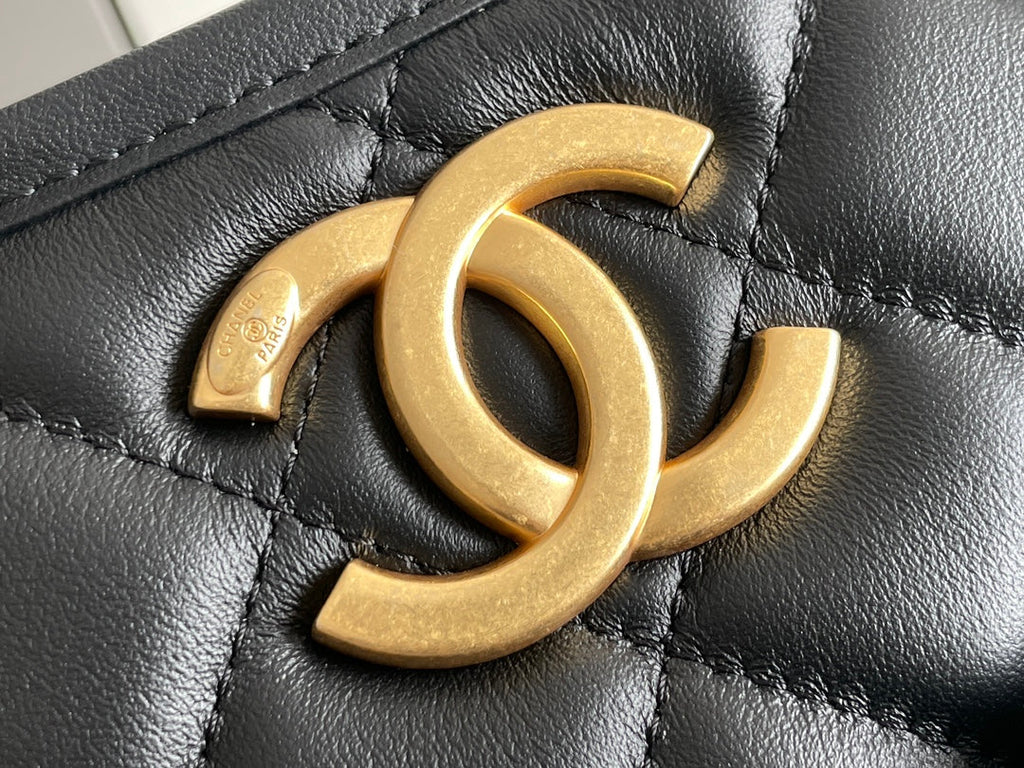 Sac Hobo CC 24S 24 cm en cuir de veau noir et métal doré