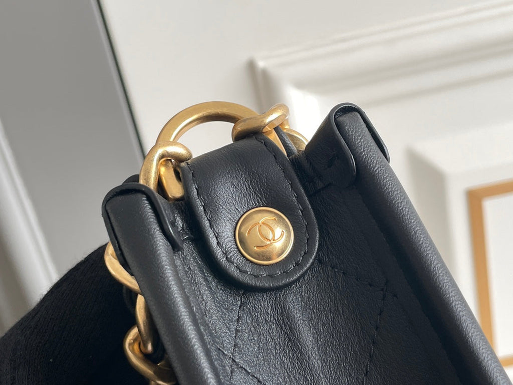 Sac Hobo CC 24S 24 cm en cuir de veau noir et métal doré