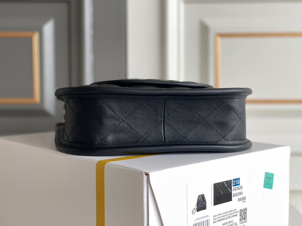 Sac Hobo CC 24S 24 cm en cuir de veau noir et métal doré