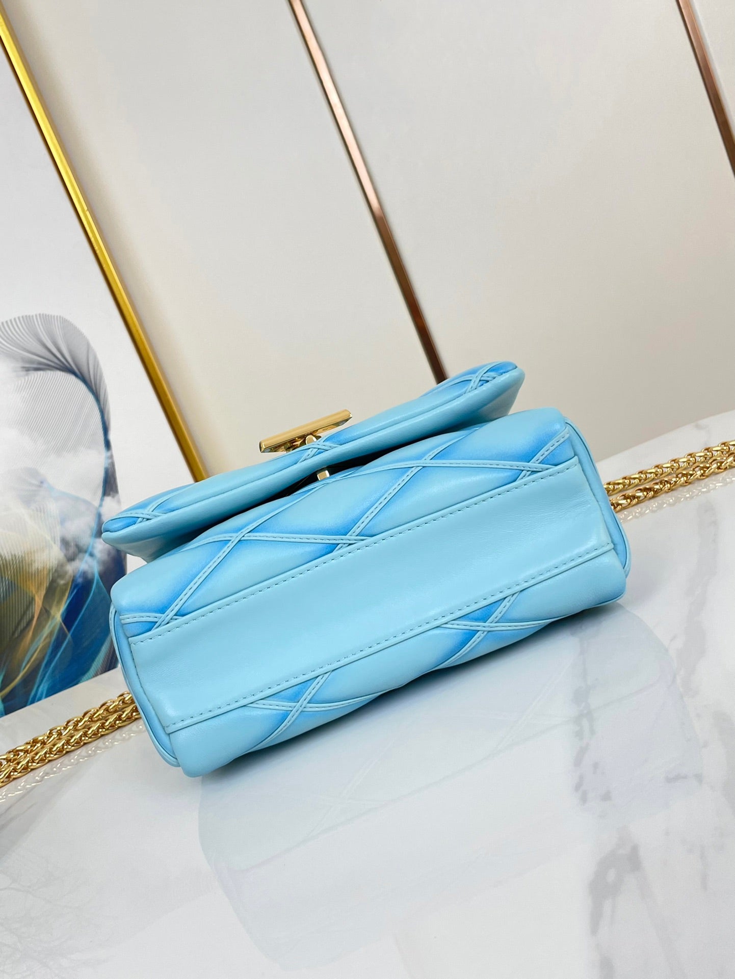 GO-14 MM 23 PO CUIR D'AGNEAU MATELASSÉ BLEU CIEL QUINCAILLERIE DORÉ