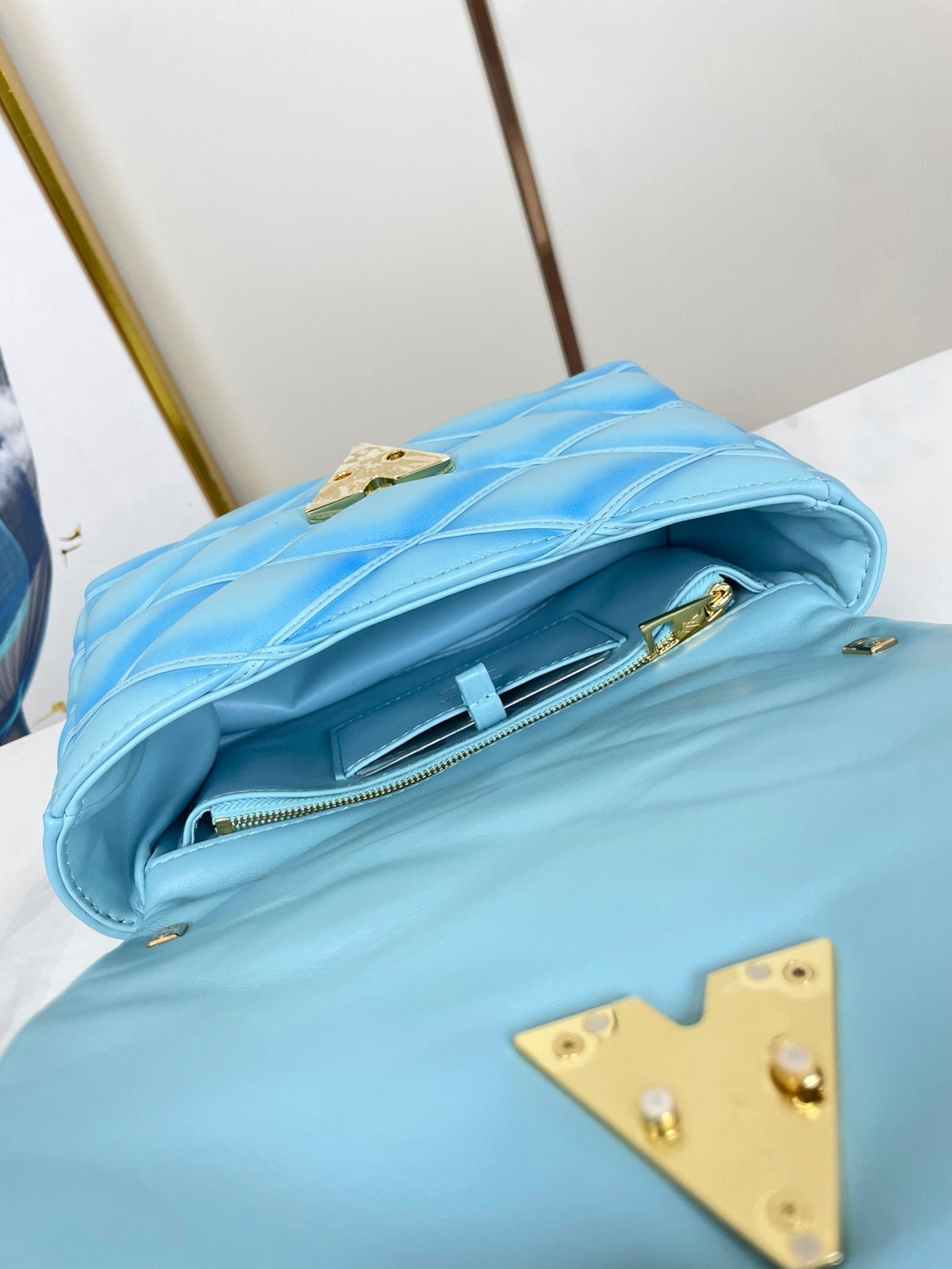 GO-14 MM 23 PO CUIR D'AGNEAU MATELASSÉ BLEU CIEL QUINCAILLERIE DORÉ