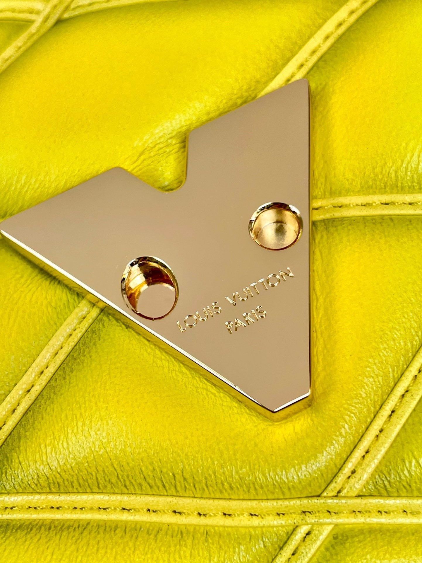 GO-14 MM 23 PO CUIR D'AGNEAU MATELASSÉ JAUNE CITRON QUINCAILLERIE DORÉ