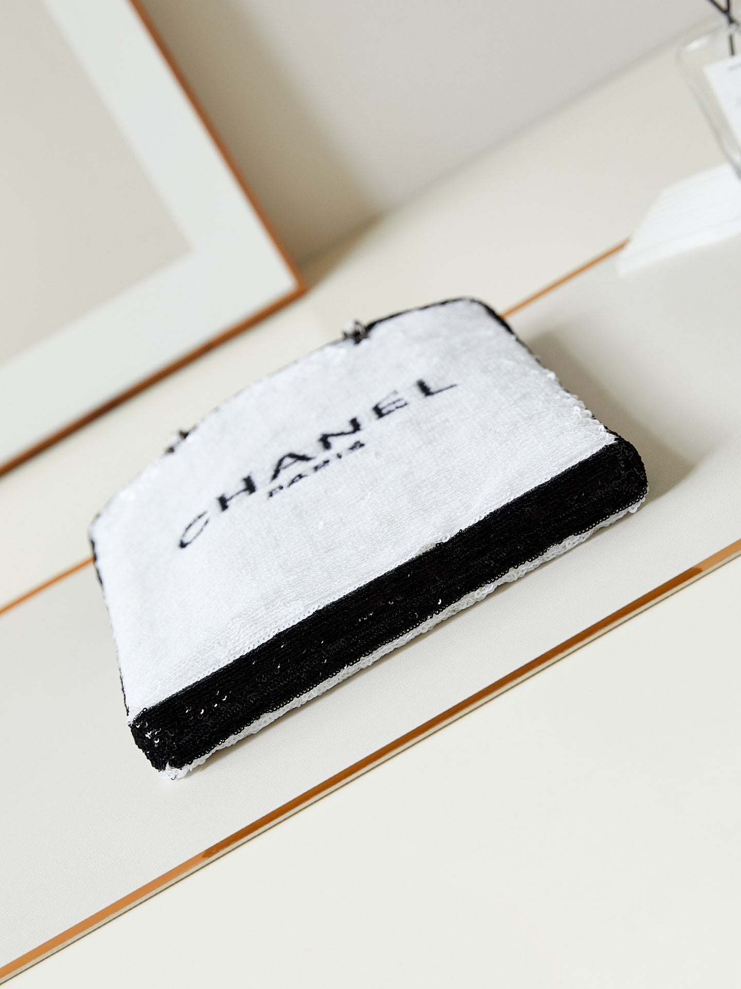 CC 24S31 SHOPPING BAG WHITE BLACK SEQUINS BLACK HARDWARE