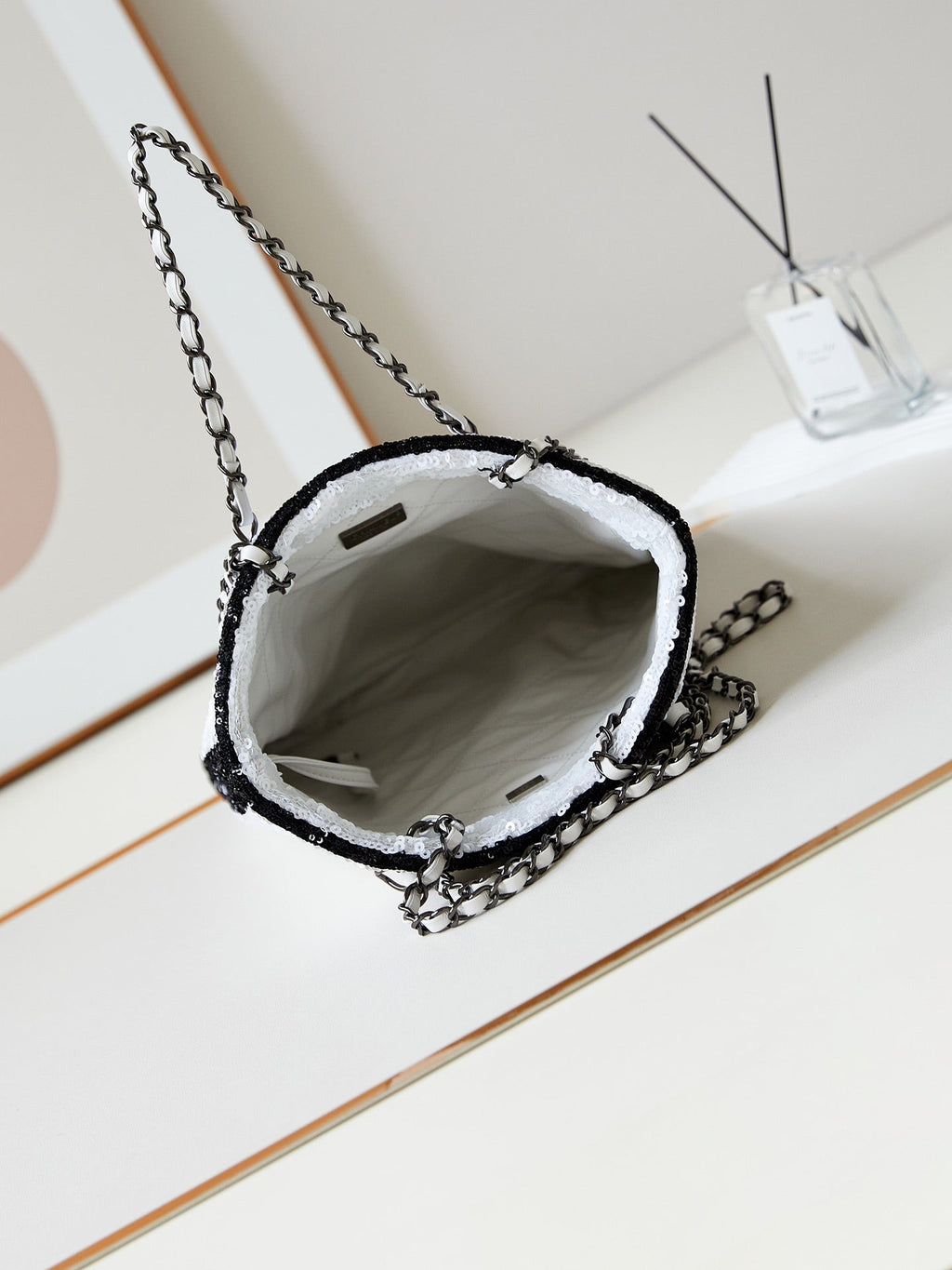 CC 24S31 SHOPPING BAG WHITE BLACK SEQUINS BLACK HARDWARE