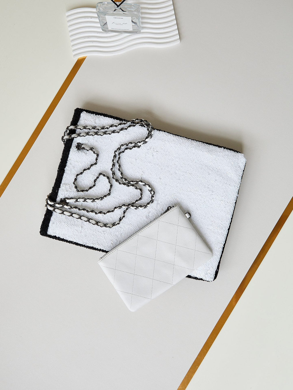 CC 24S31 SHOPPING BAG WHITE BLACK SEQUINS BLACK HARDWARE