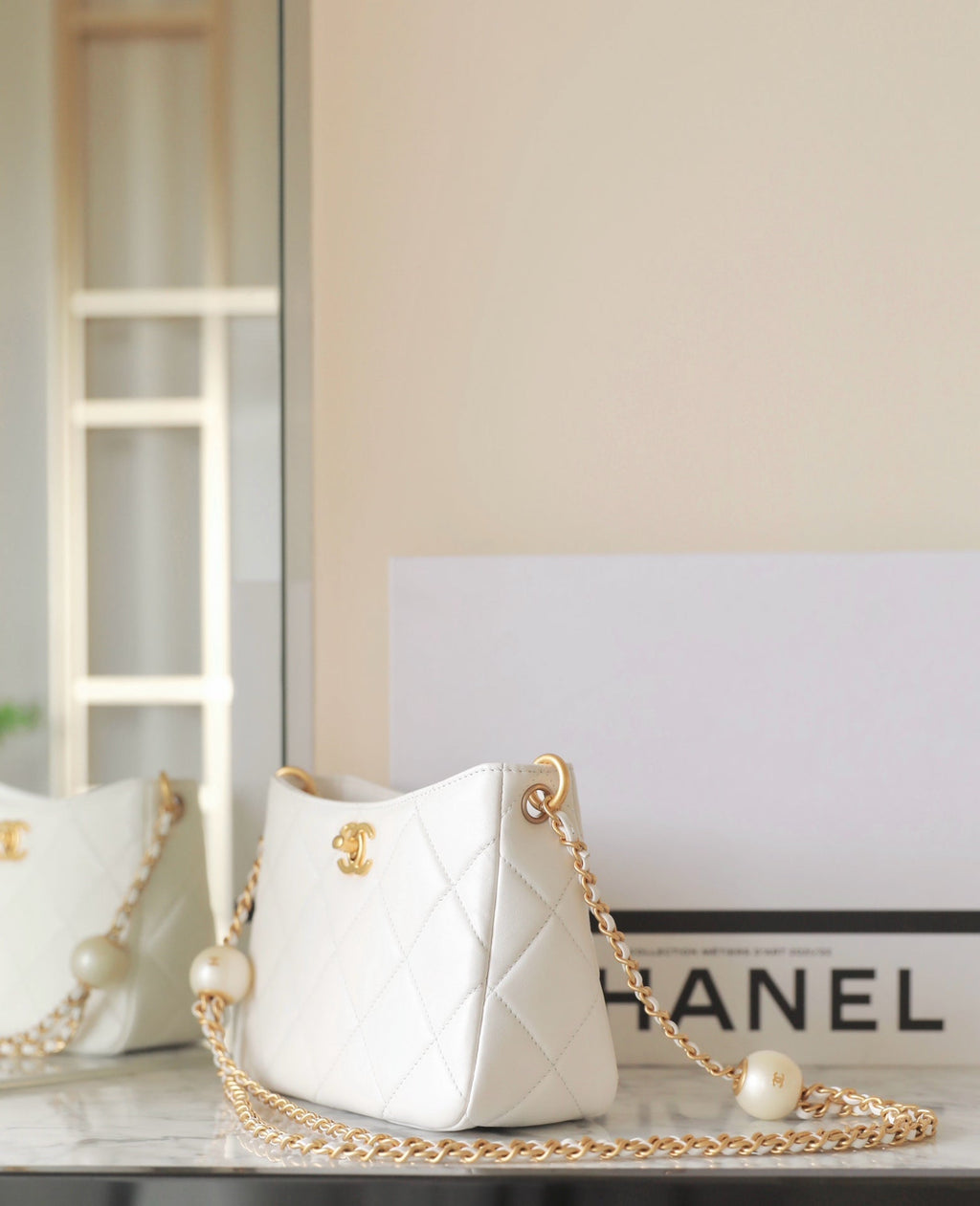 Sac Hobo CC 24S 19 cm en cuir d'agneau blanc et perles