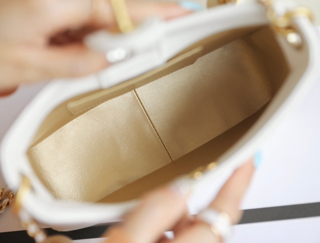 CC 24S HOBO BAG 19CM WHITE LAMBSKIN PEARL BALL