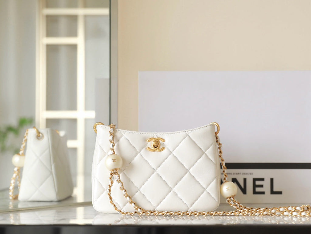 Sac Hobo CC 24S 19 cm en cuir d'agneau blanc et perles