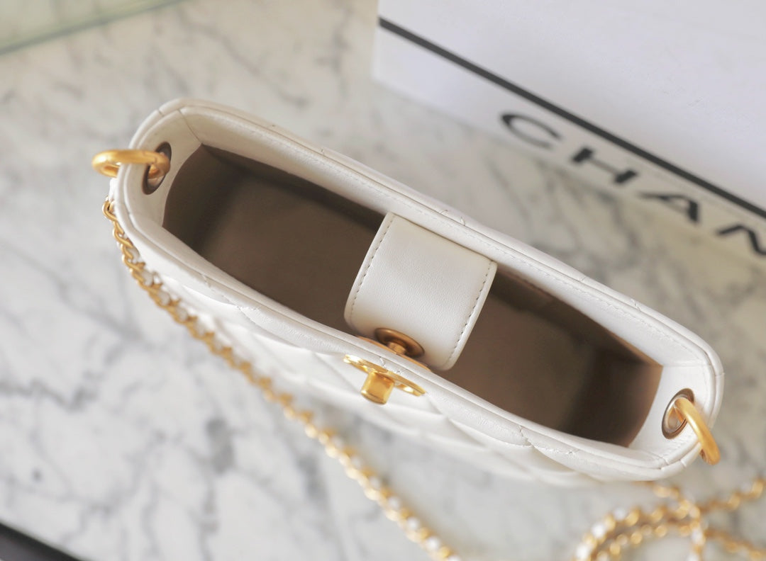 CC 24S HOBO BAG 19CM WHITE LAMBSKIN PEARL BALL