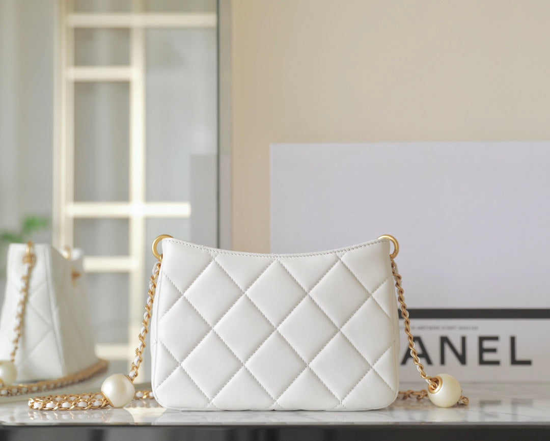 CC 24S HOBO BAG 19CM WHITE LAMBSKIN PEARL BALL