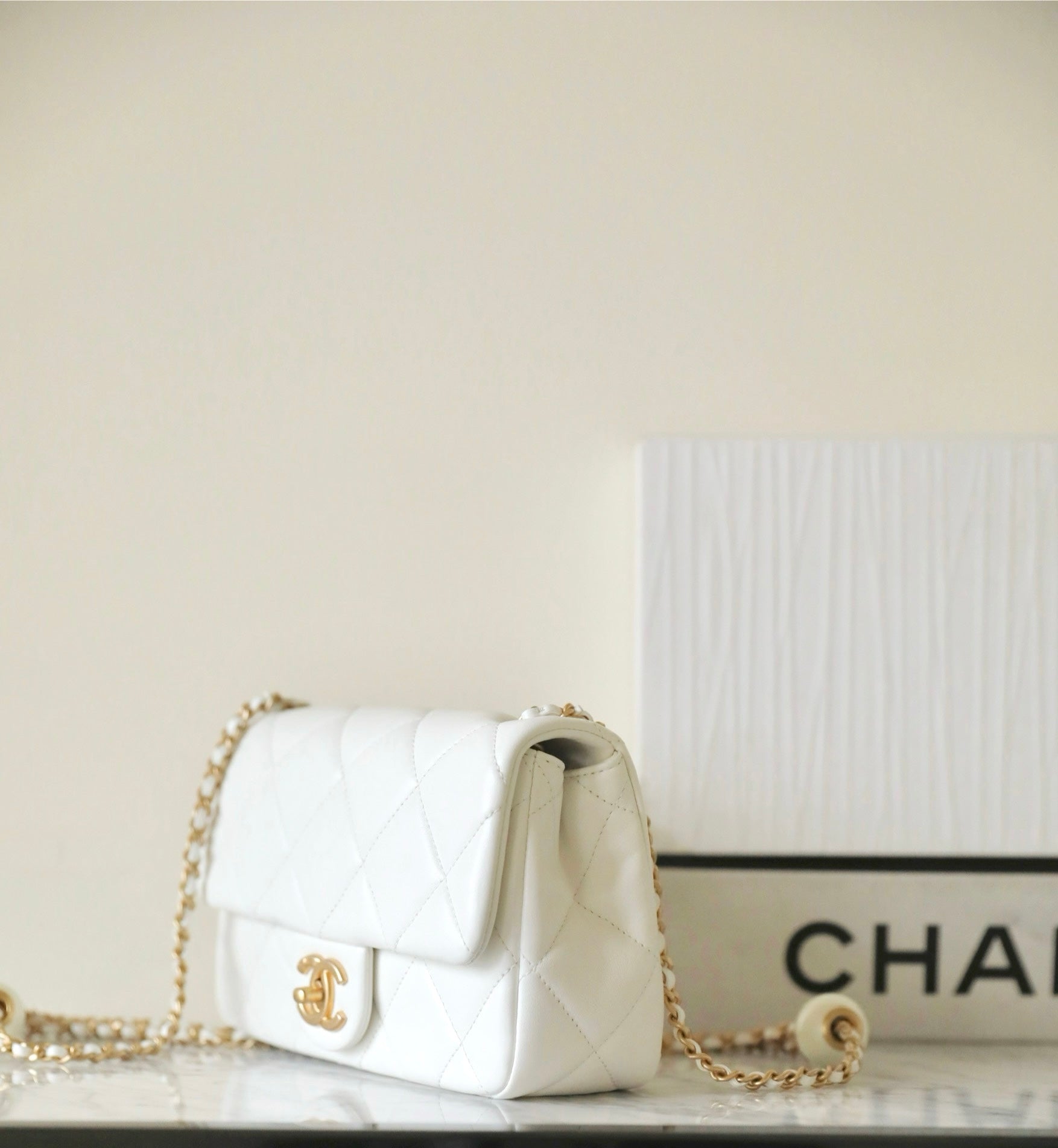 CC 24S MINI FLAP BAG 20CM WHITE LAMBSKIN PEARL BALL