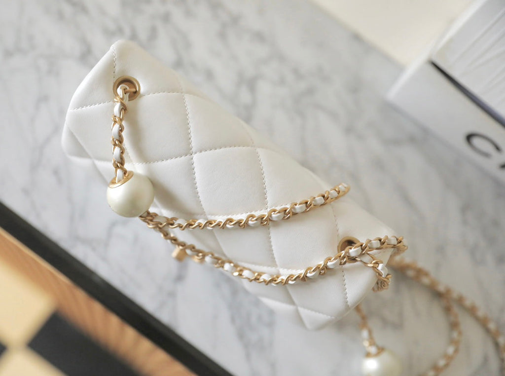 CC 24S MINI SAC À RABAT 20CM CUIR D'AGNEAU BLANC PERLE BALL 