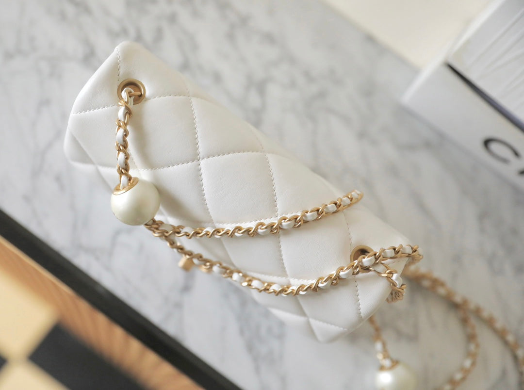 CC 24S MINI FLAP BAG 20CM WHITE LAMBSKIN PEARL BALL