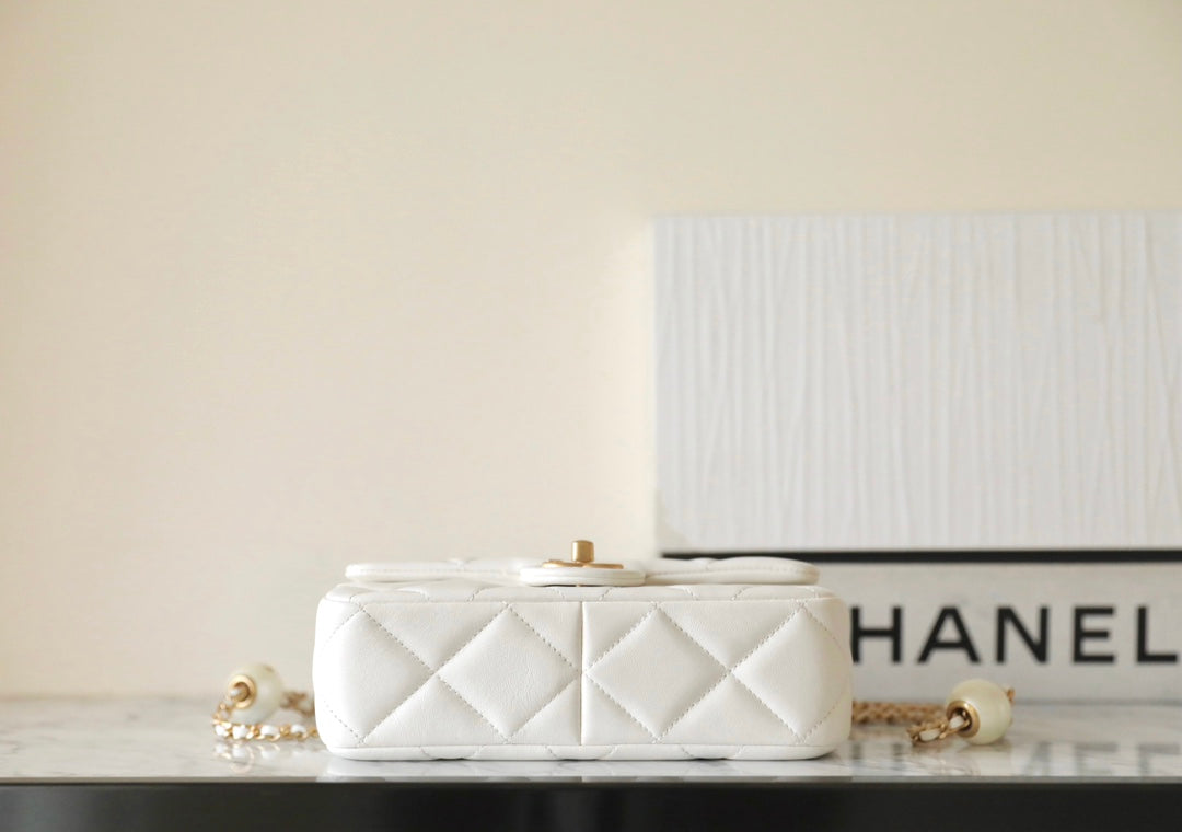 CC 24S MINI FLAP BAG 20CM WHITE LAMBSKIN PEARL BALL