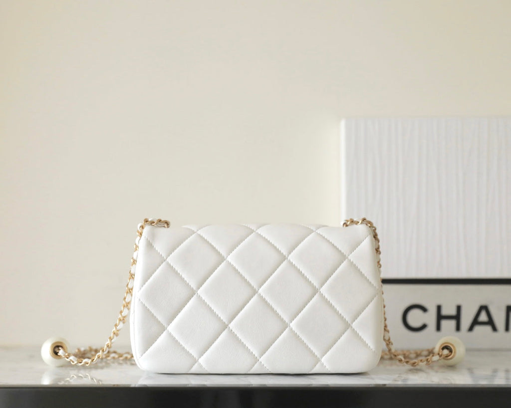 CC 24S MINI SAC À RABAT 20CM CUIR D'AGNEAU BLANC PERLE BALL 
