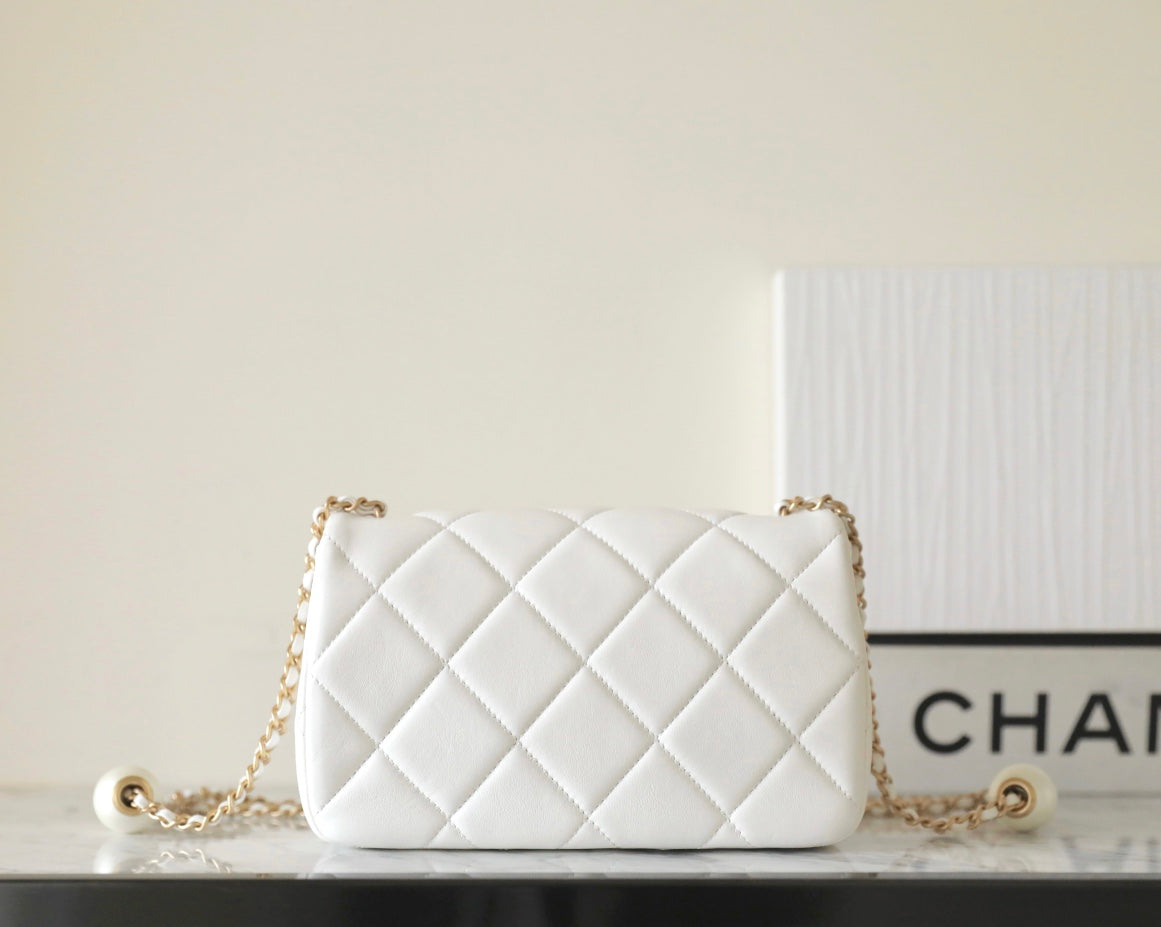 CC 24S MINI SAC À RABAT 20CM CUIR D'AGNEAU BLANC PERLE BALL 