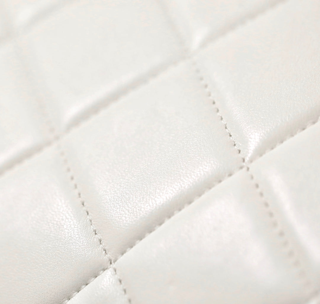 CC 24S MINI SAC À RABAT 20CM CUIR D'AGNEAU BLANC PERLE BALL 