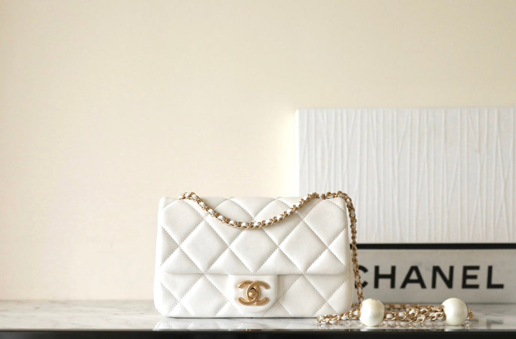 CC 24S MINI SAC À RABAT 20CM CUIR D'AGNEAU BLANC PERLE BALL 