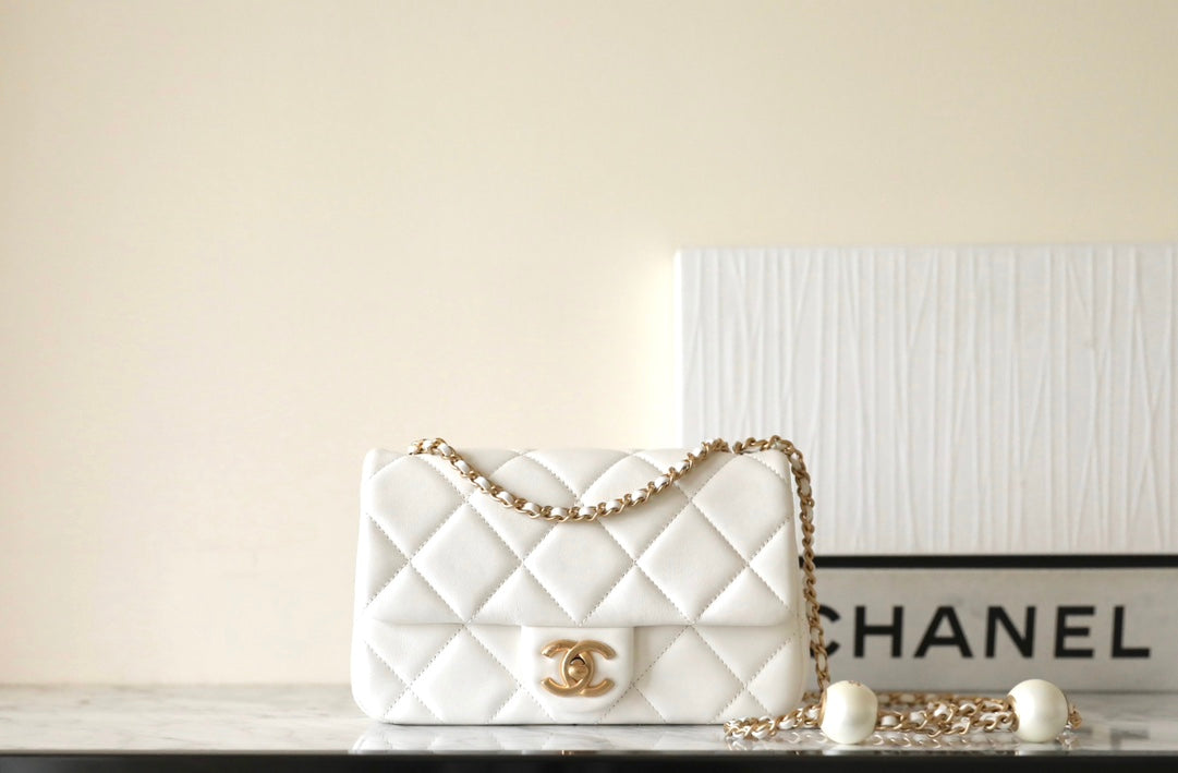 CC 24S MINI SAC À RABAT 20CM CUIR D'AGNEAU BLANC PERLE BALL 