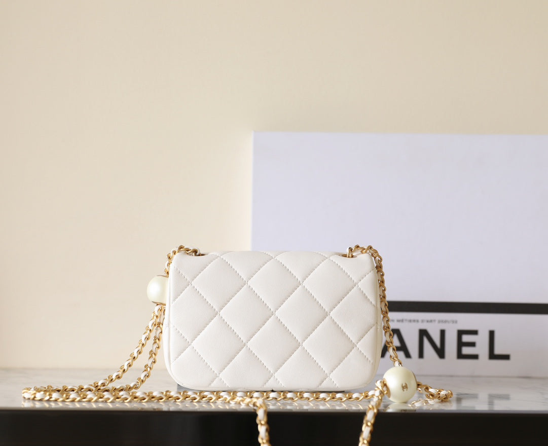 CC 24S MINI FLAP BAG 17CM WHITE LAMBSKIN PEARL BALL