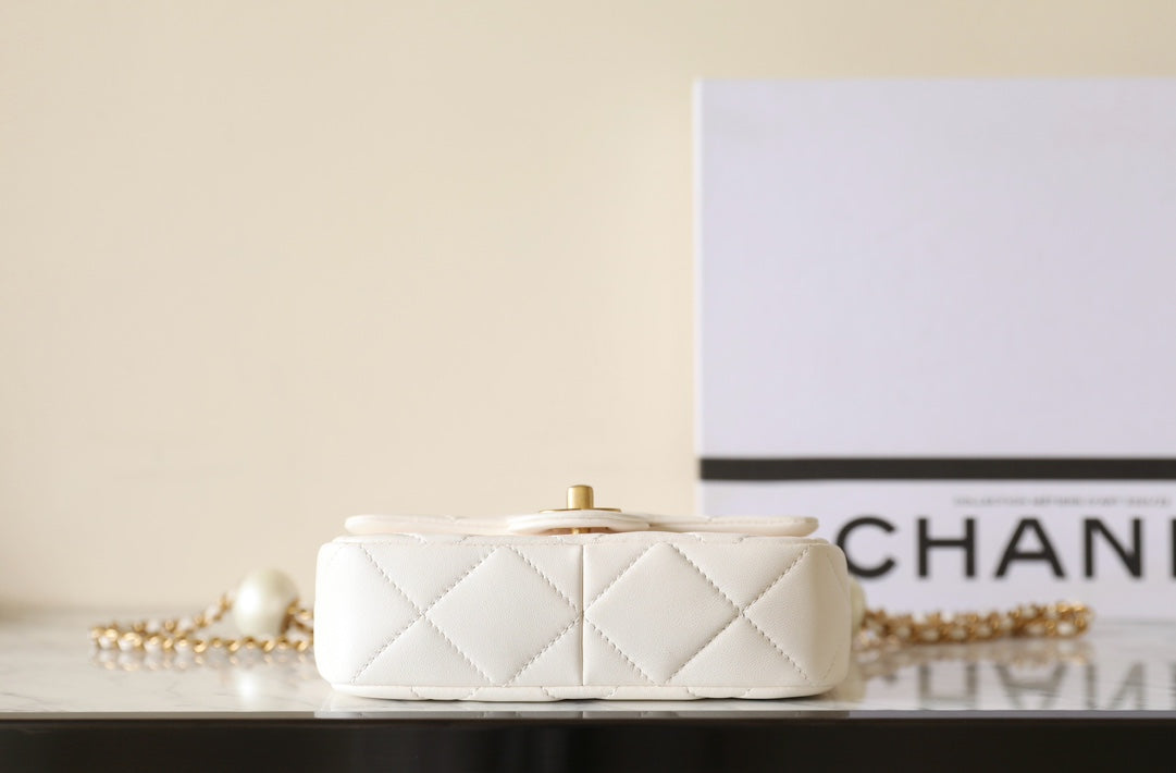CC 24S MINI FLAP BAG 17CM WHITE LAMBSKIN PEARL BALL