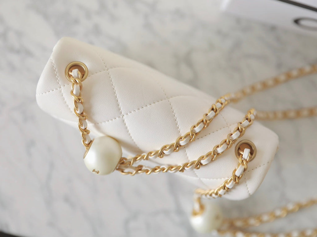 CC 24S MINI SAC À RABAT 17CM CUIR D'AGNEAU BLANC PERLE BALL 