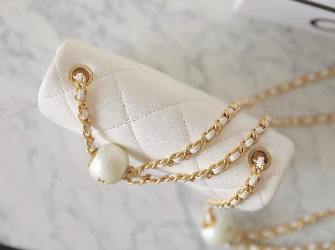 CC 24S MINI FLAP BAG 17CM WHITE LAMBSKIN PEARL BALL
