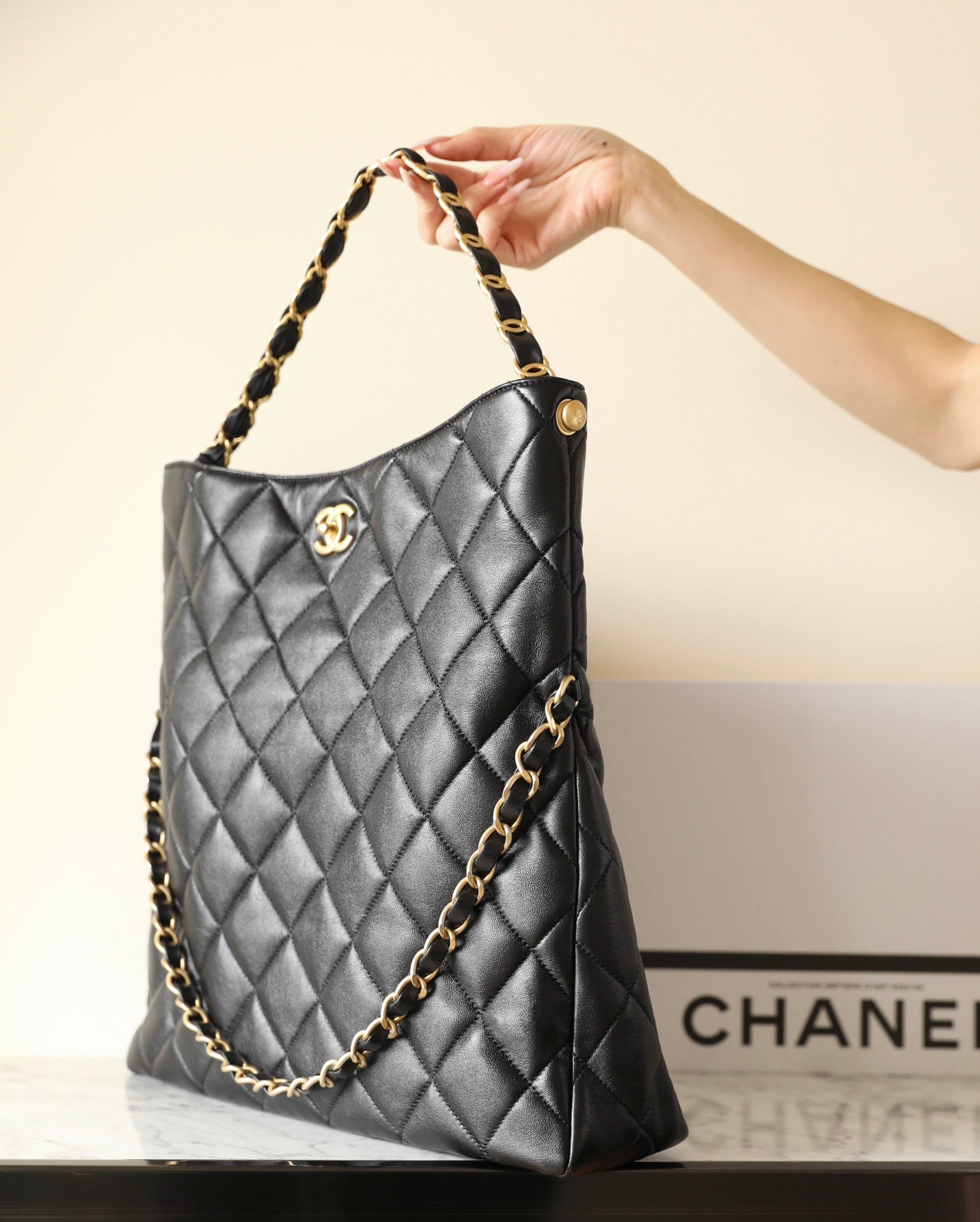 CC 24P HOBO BAG 36CM BLACK LAMBSKIN GOLD HARDWARE
