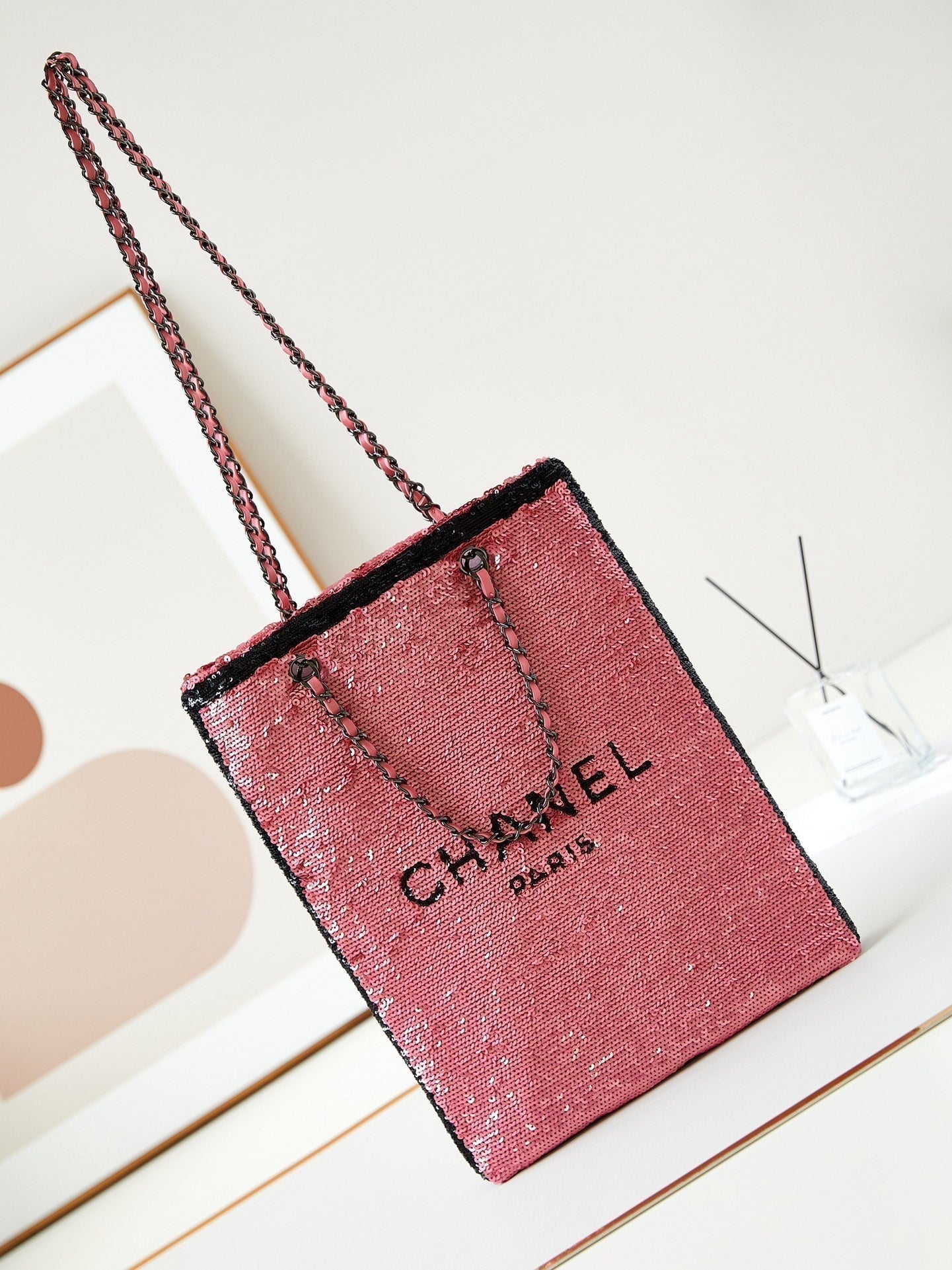 CC 24S31 SAC CABAS ROSE FONCÉ PAILLETTES NOIRES QUINCAILLERIE NOIRE