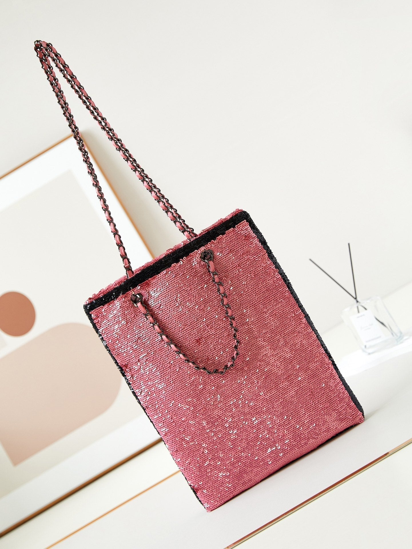 CC 24S31 SAC CABAS ROSE FONCÉ PAILLETTES NOIRES QUINCAILLERIE NOIRE