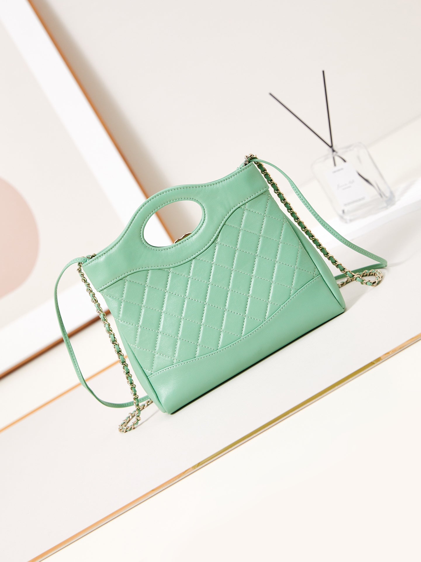 CC 24S31 MINI SAC CABAS 22 CM CUIR D'AGNEAU VERT CLAIR QUINCAILLERIE DORÉ