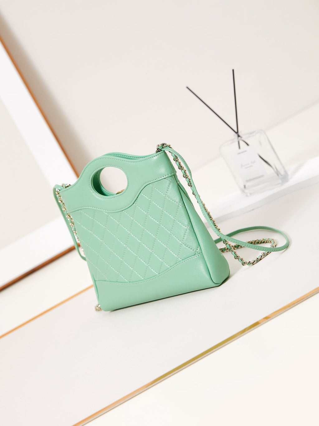 CC 24S31 MINI SAC CABAS 22 CM CUIR D'AGNEAU VERT CLAIR QUINCAILLERIE DORÉ